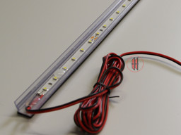 Bild von LED-Bodenunterbauleuchte mit Selbstklebebefestigung