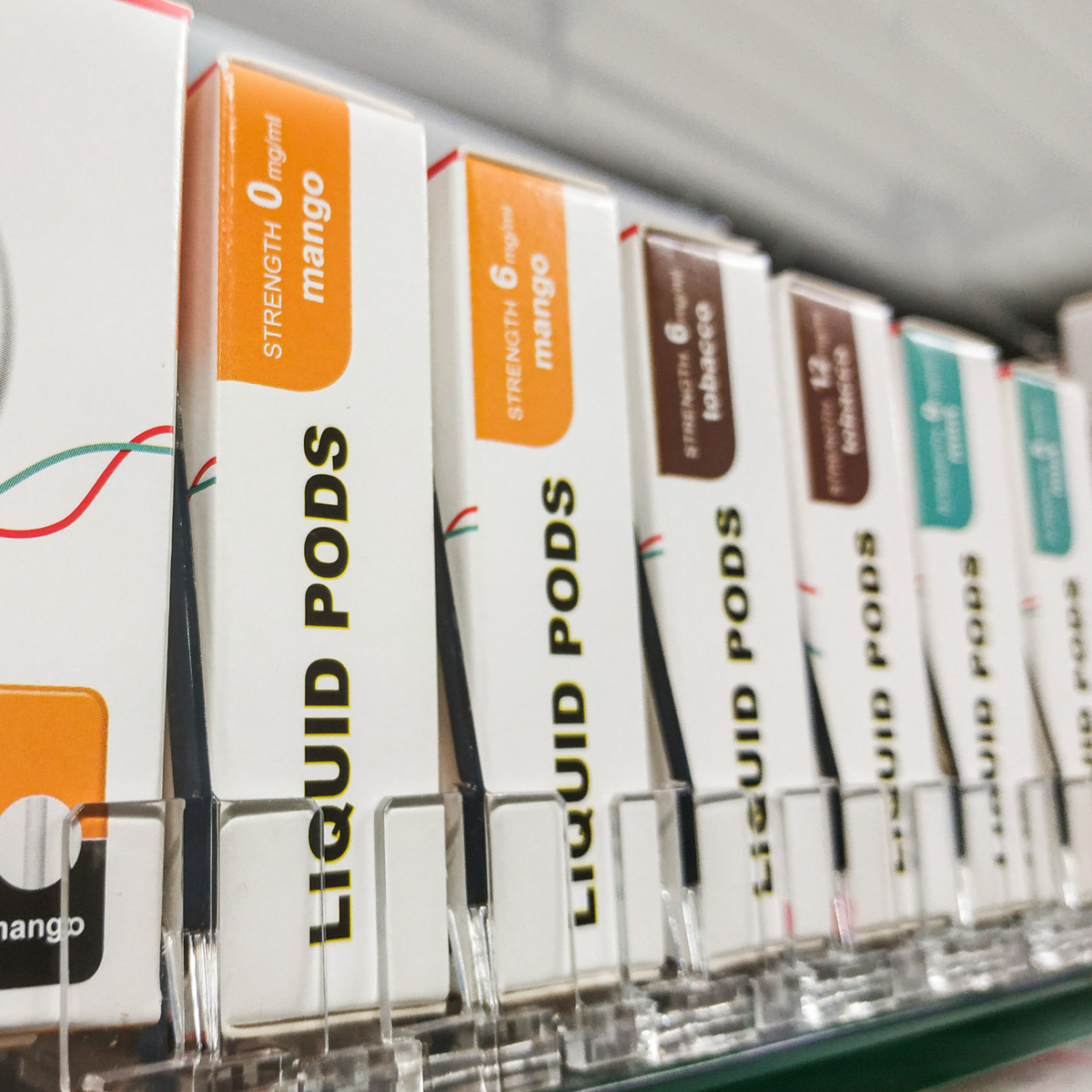Warenschub für seitliche Präsentation von Liquid Caps und Pods