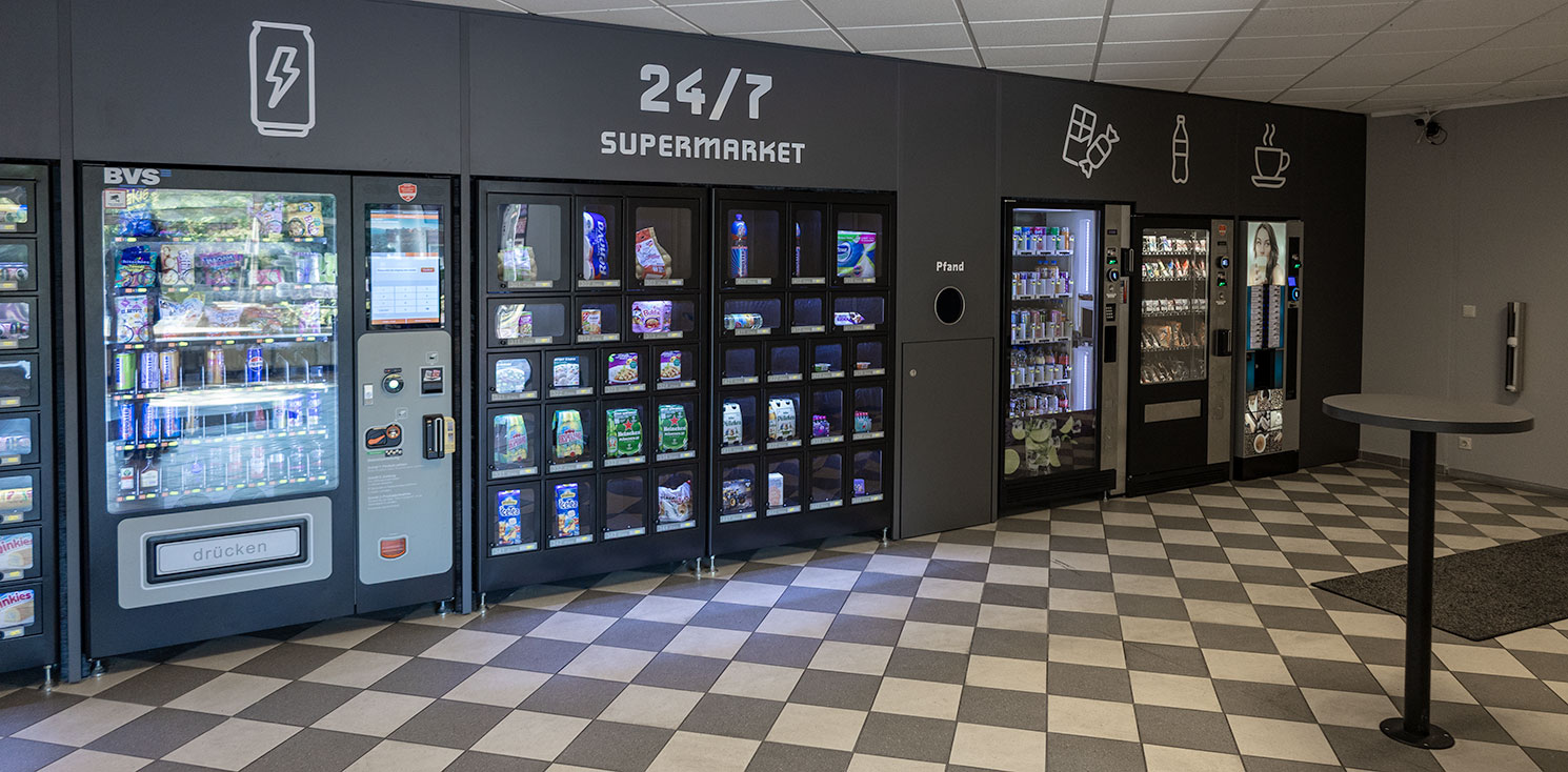 Automatenverkleidungen und Stehtische im neuen Kiosk